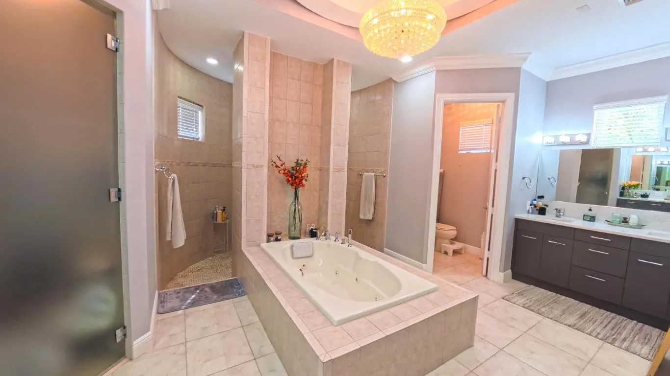 Masterbedroom Bathroom 2