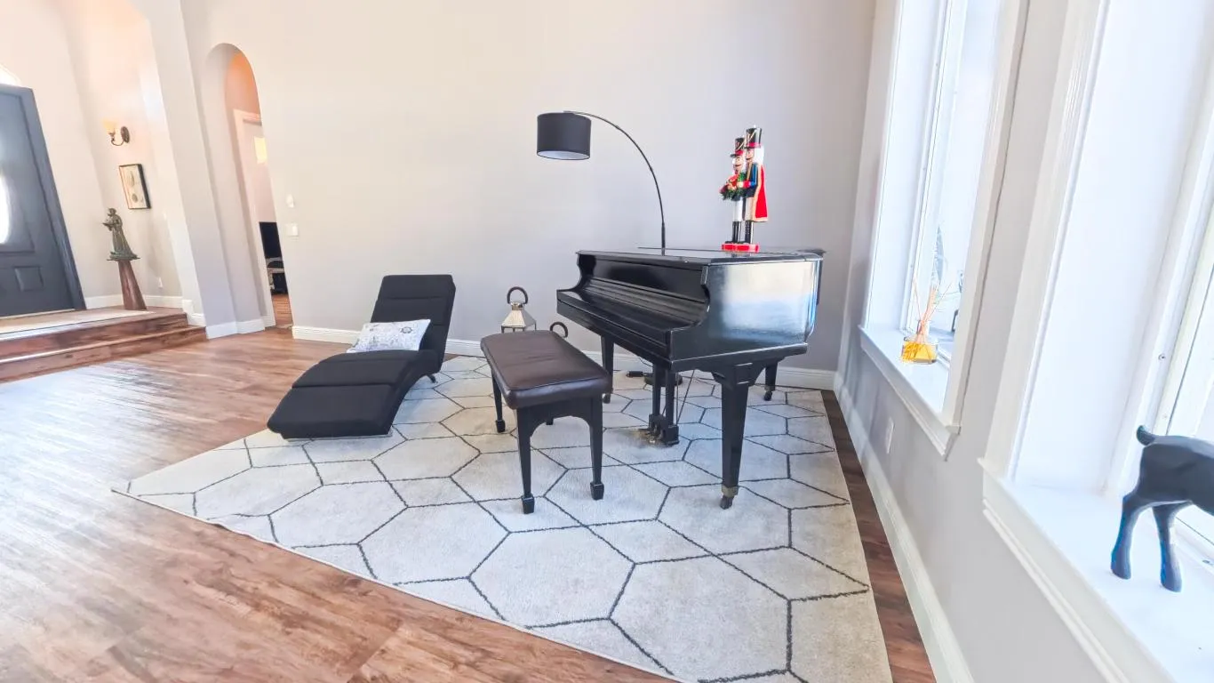 Piano room 6