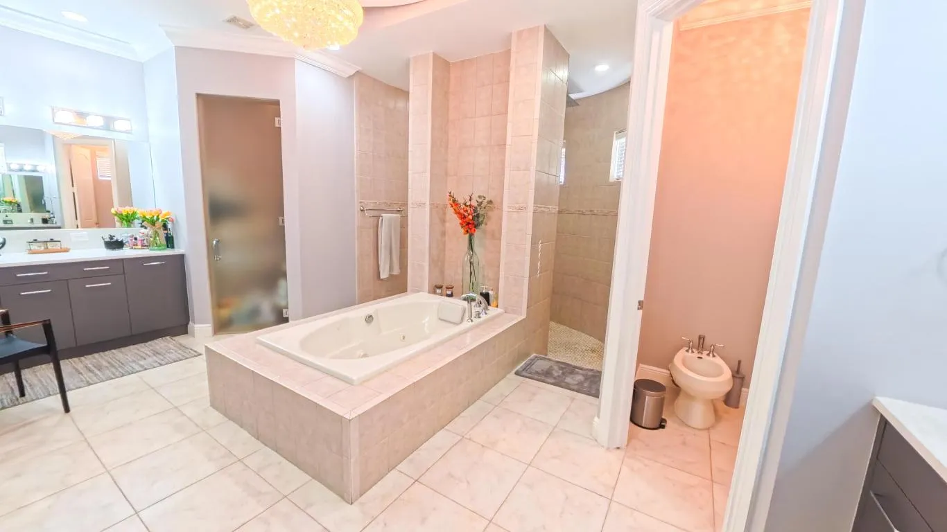 Masterbedroom Bathroom 1