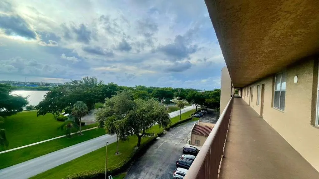 4570- 609- Exterior Catwalk view