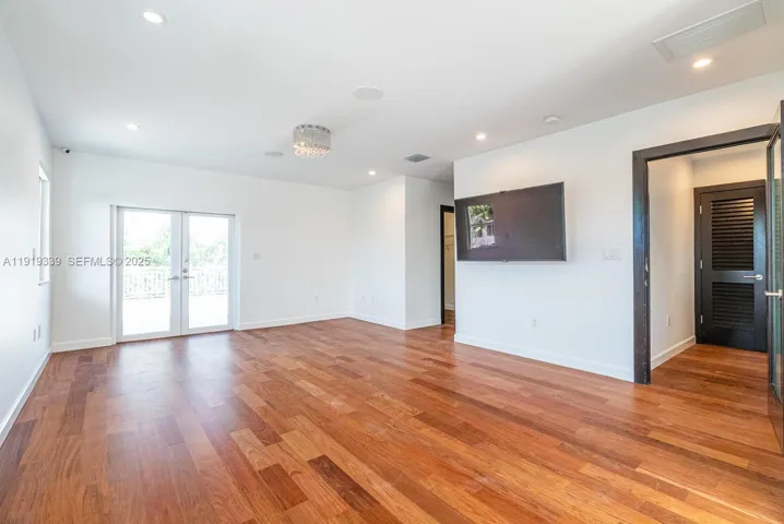 Spacious main room with sitting area