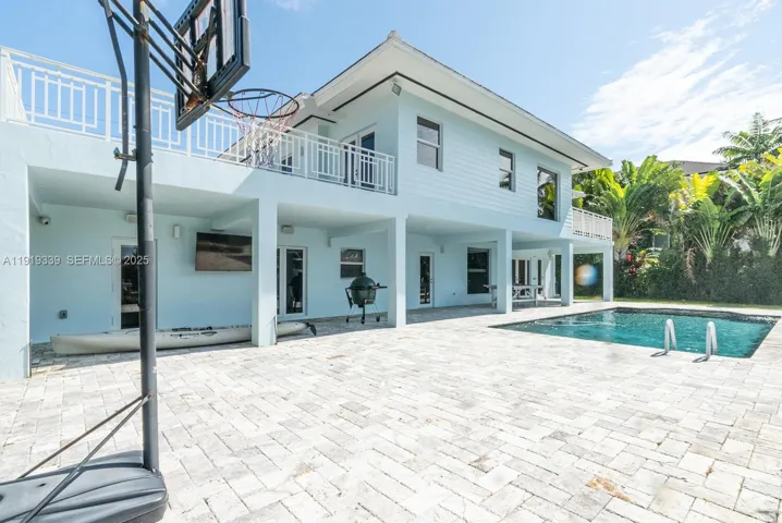 Plenty of space for the pool chairs on the sun