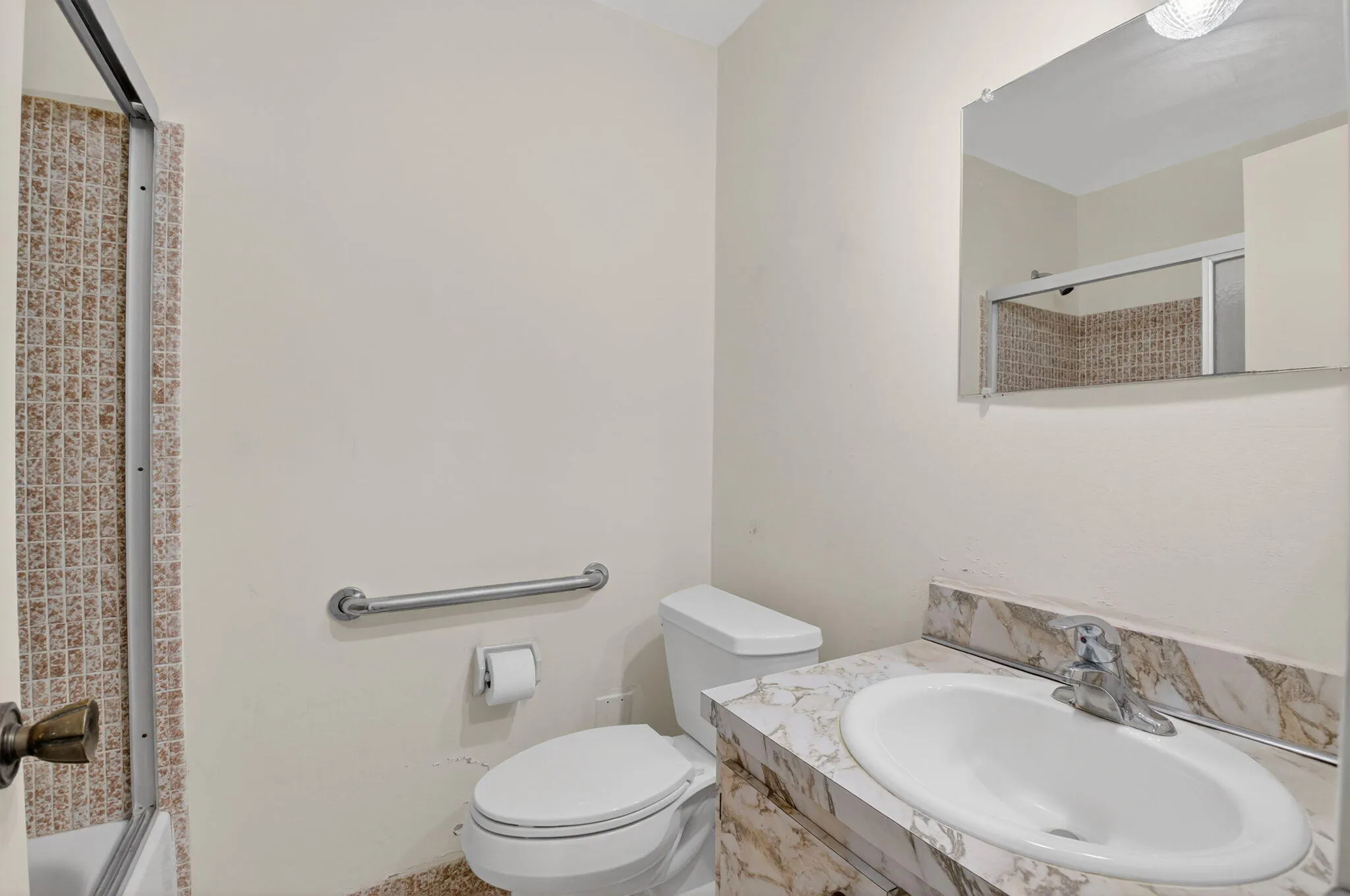 Guest Bath w/ Bathtub