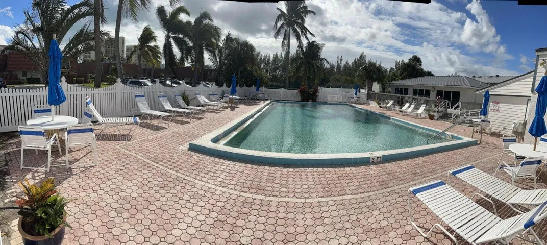 Pool & clubhouse