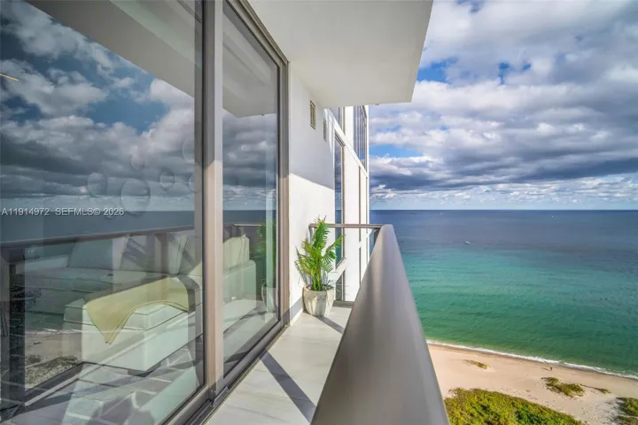 Wrap around terrace from west has ocean view