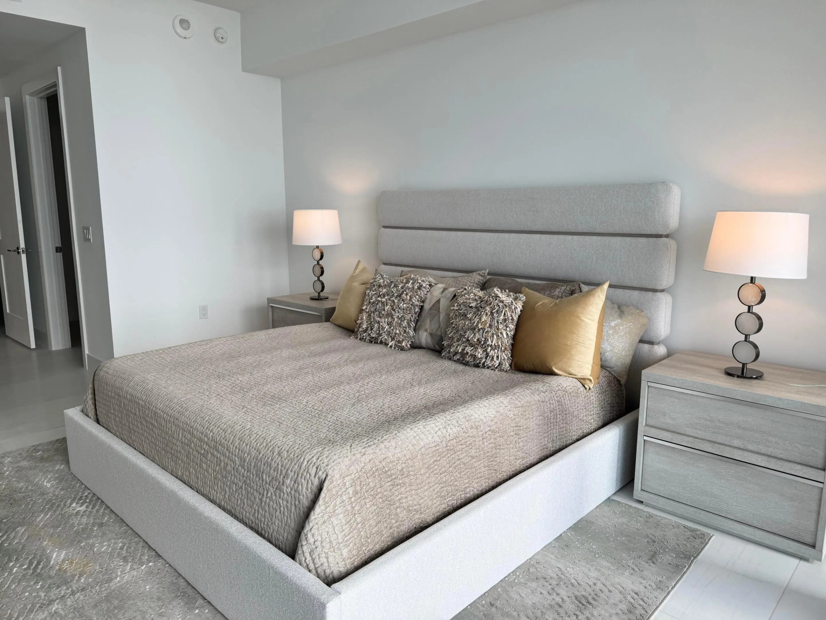 Primary en-suite Bedroom has 3 closets
