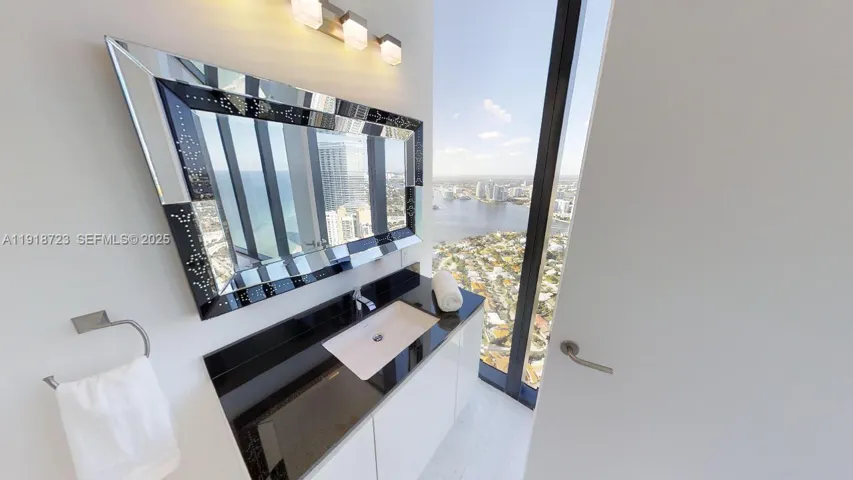 FIRST FLOOR BATHROOM