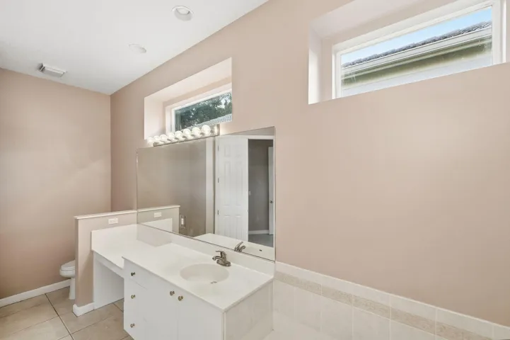 35-web-or-mls-665-sw-lake-charles-cir