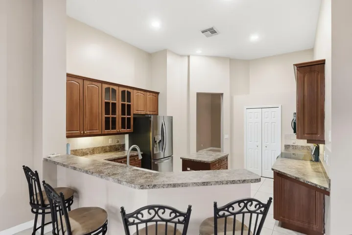 13-web-or-mls-665-sw-lake-charles-cir