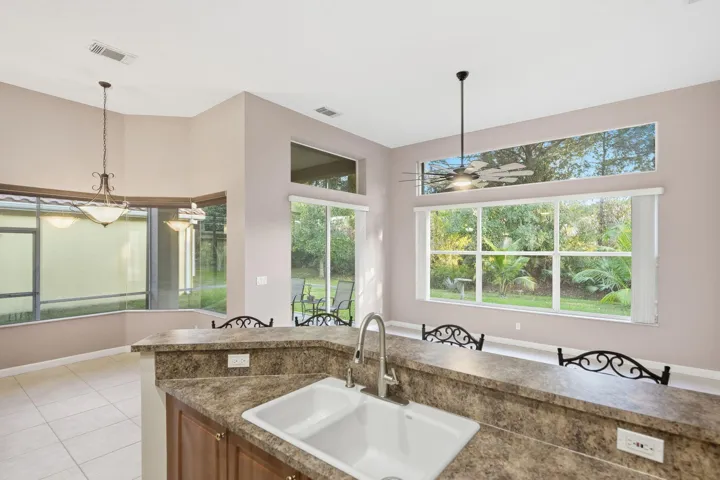 12-web-or-mls-665-sw-lake-charles-cir