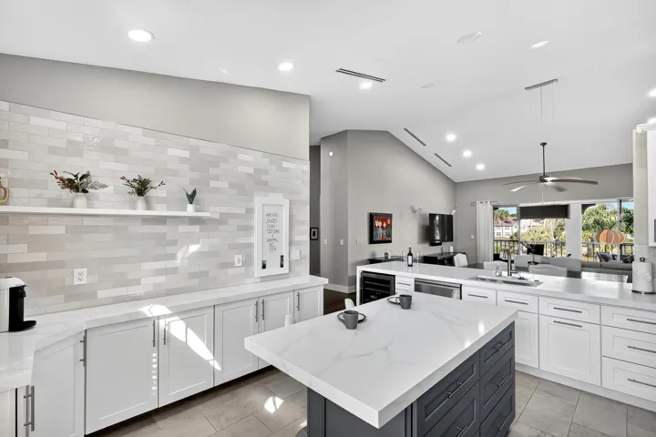 Eat-in Center Island with Storage Custom Quartz Counter Top