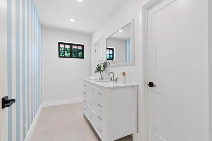 Upstairs Full Bathroom