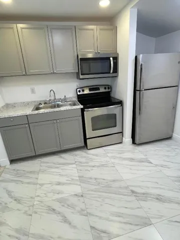 908 W 5th St. Riviera Beach Fl, 33404 9