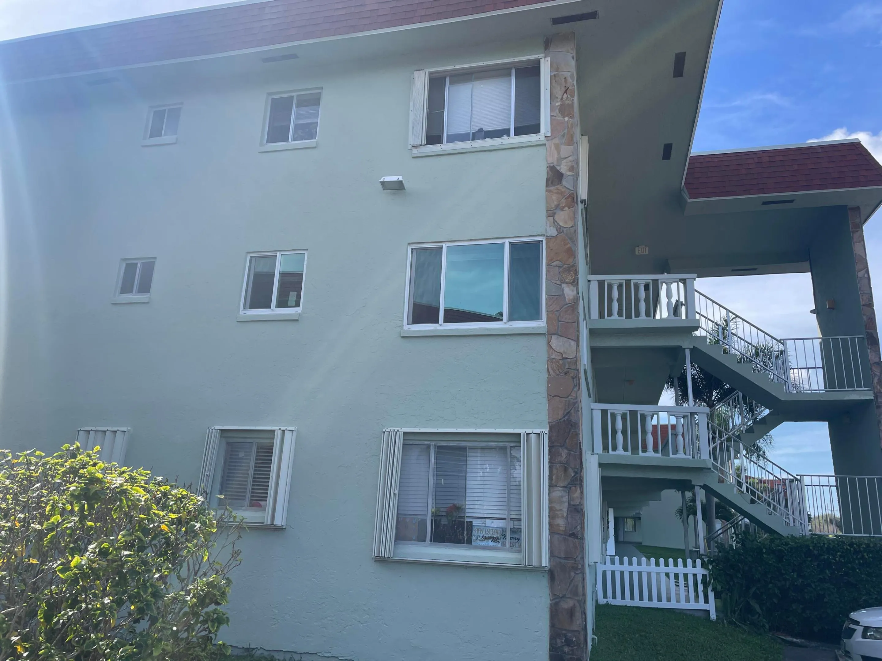 Corner unit with extra windows
