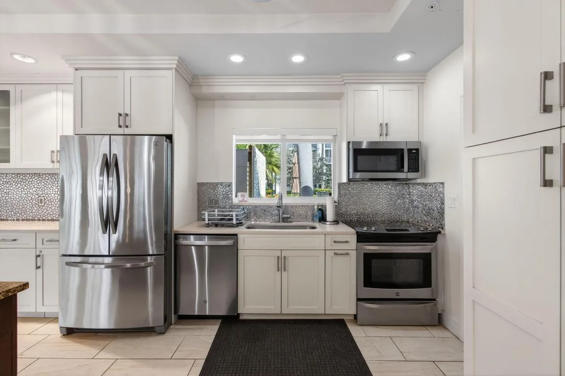Full kitchen