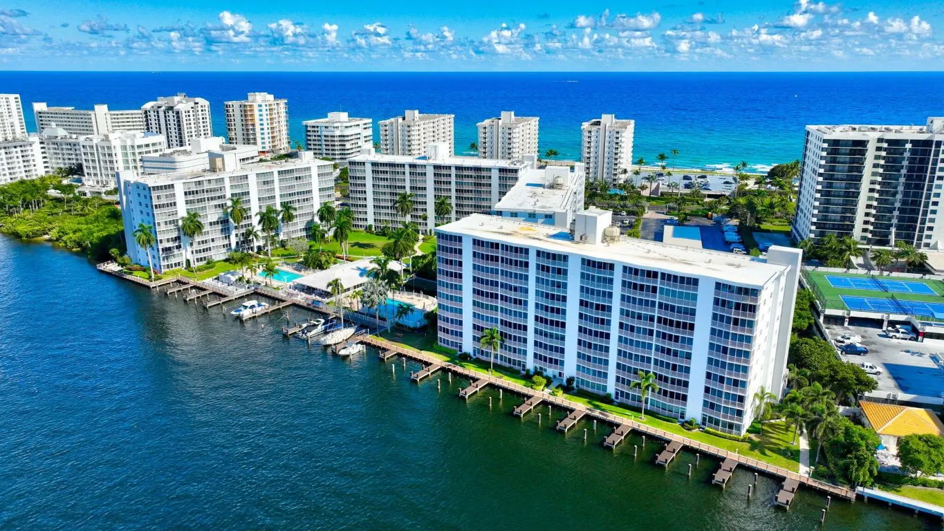 Intracoastal community