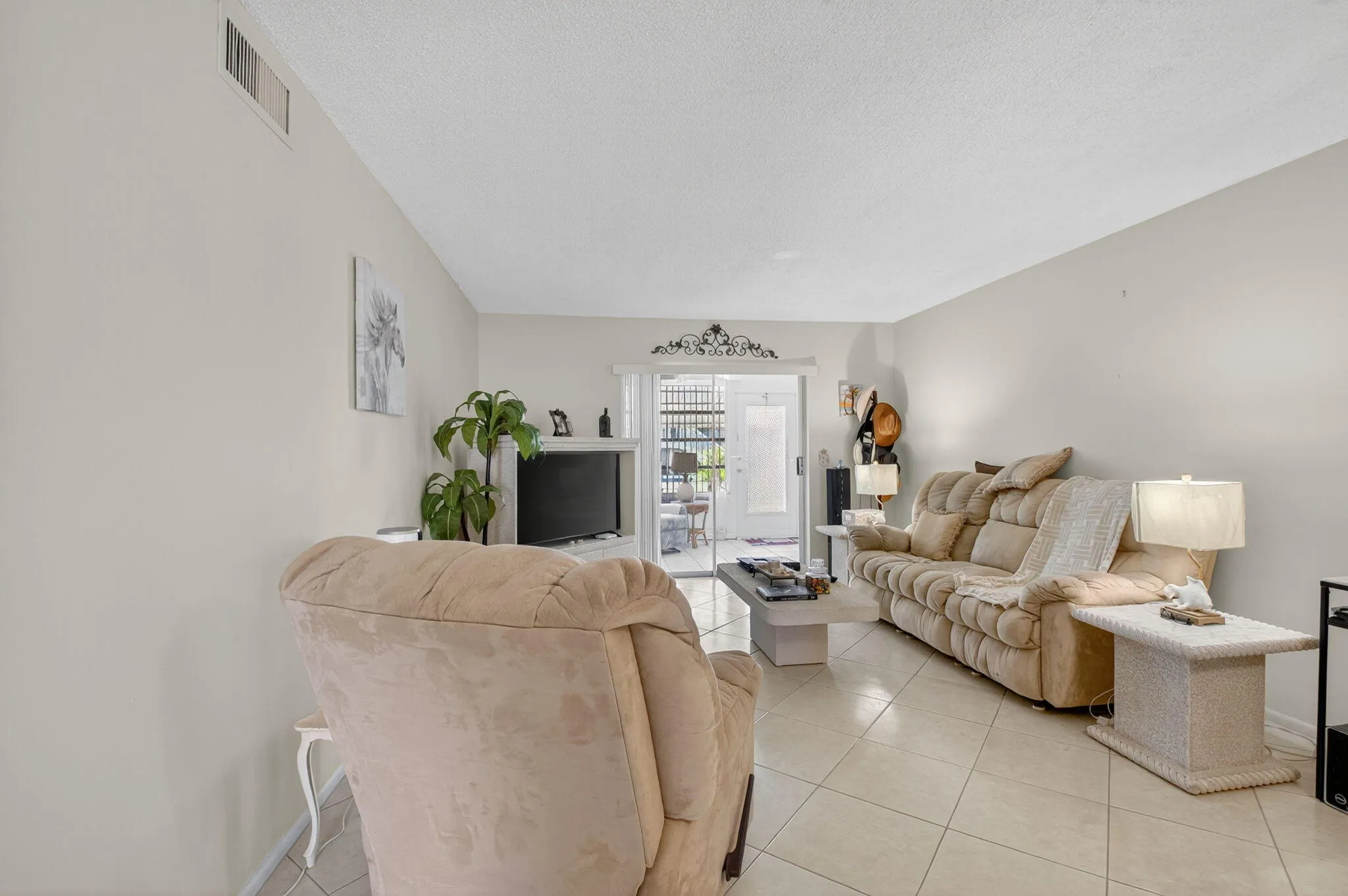 Living Room - TV does not convey
