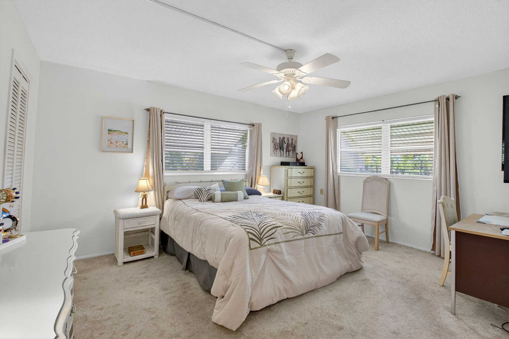 Master Bedroom - Queen