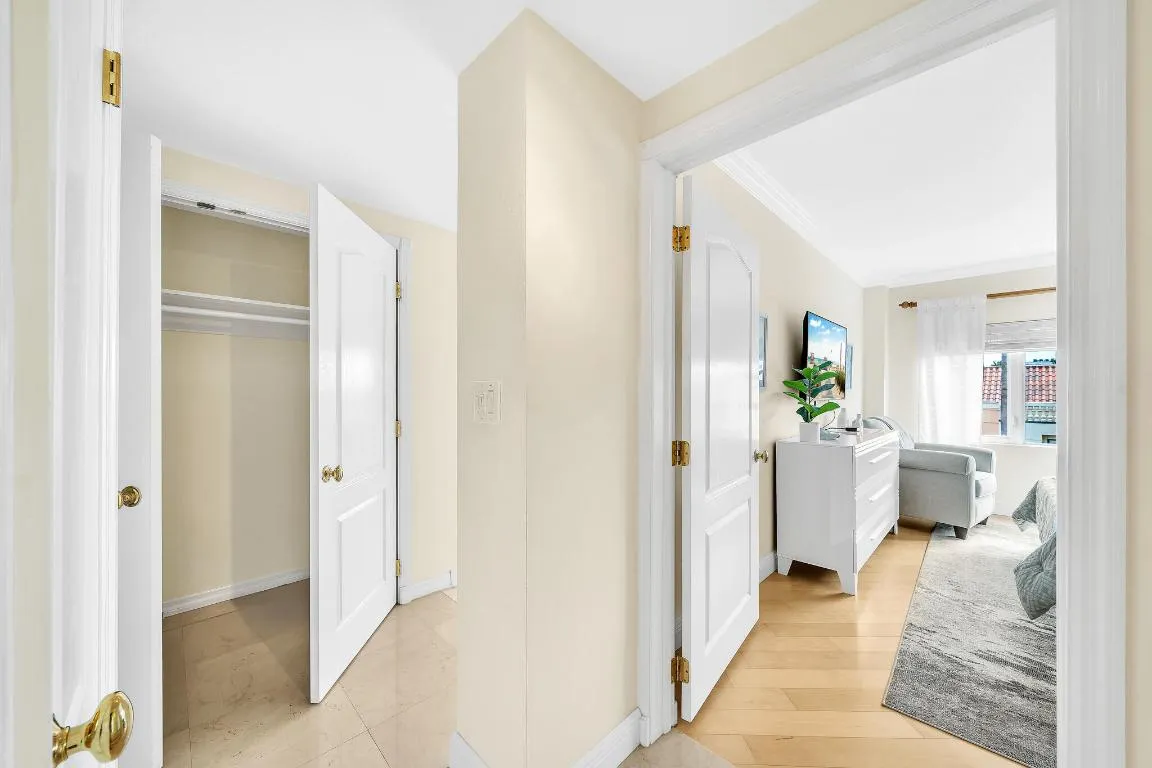 18 Foyer