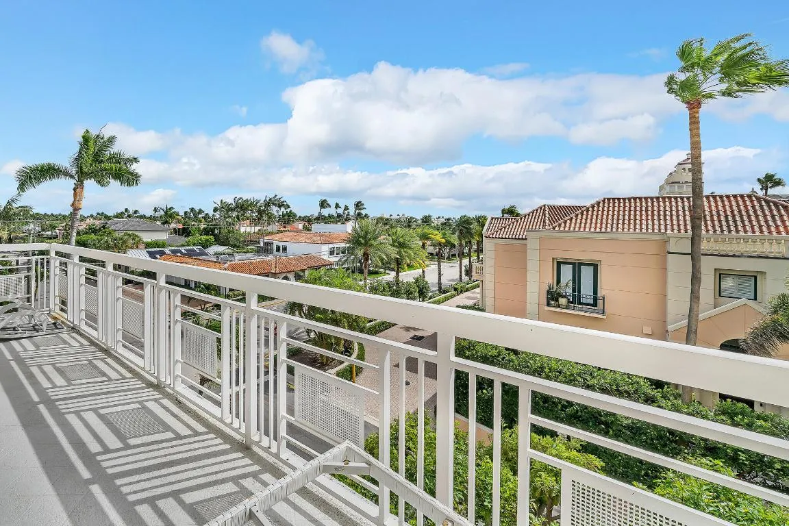 8 Balcony (2)