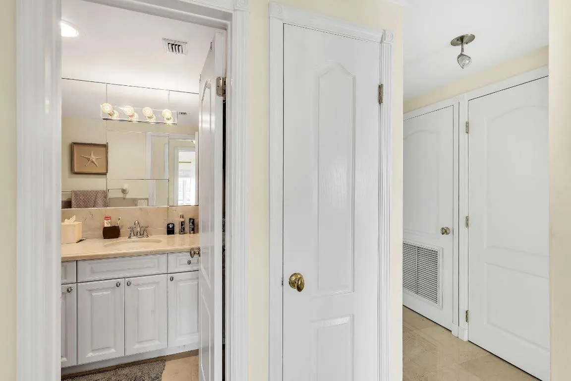 17 Primary Bathroom (01)