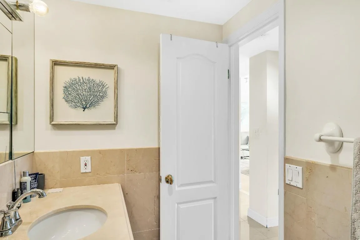 17 Primary Bathroom (4)