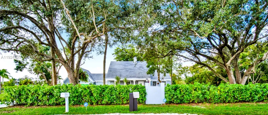 Private gate to access mailbox.