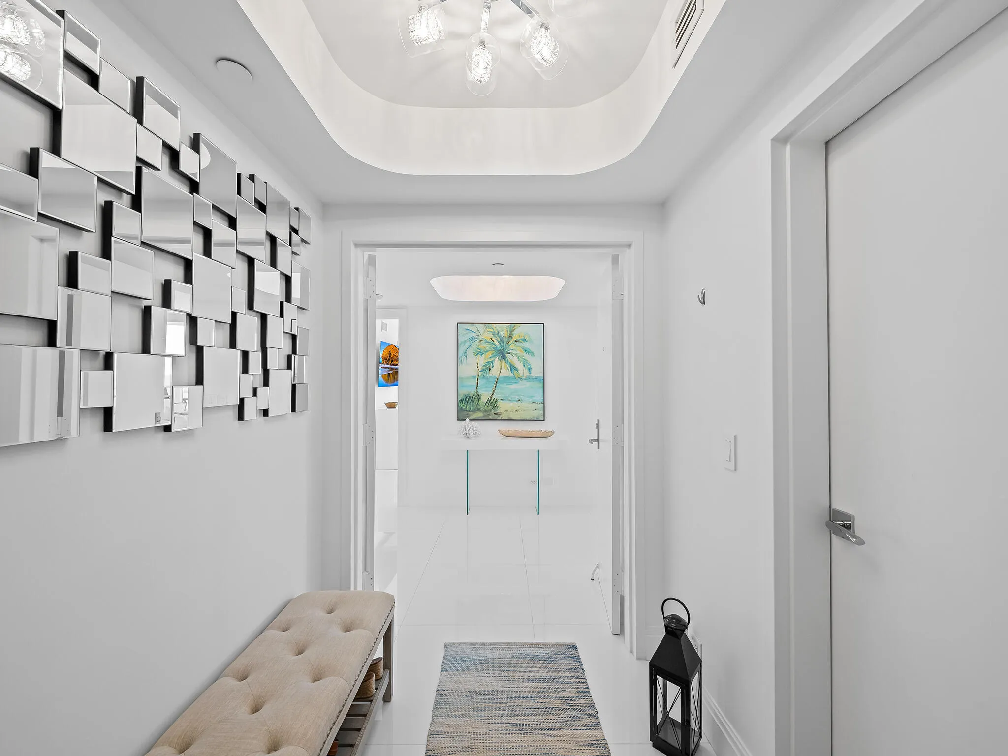 Private foyer entry (keyed)