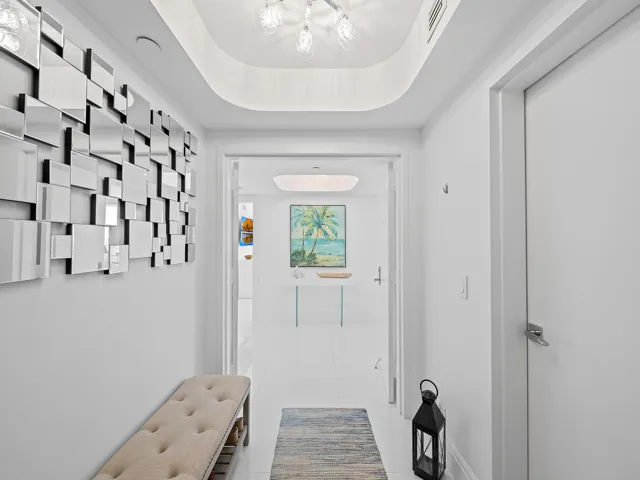 Private foyer entry (keyed)