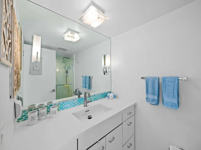 Guest or 2nd bedroom and en-suite bathroom