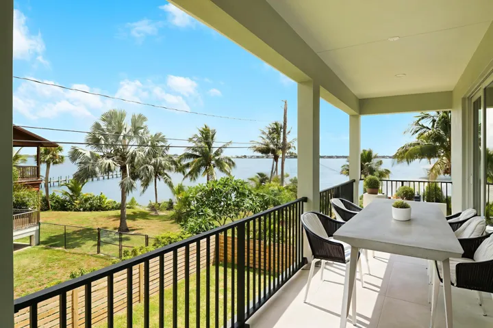 House2-27_-_Outdoor_-_Modern_-_0
