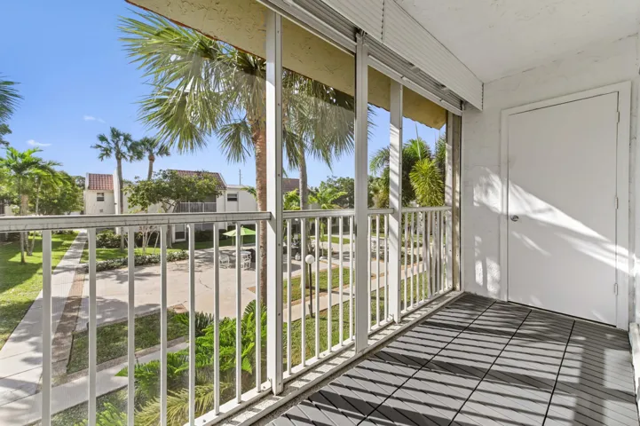 26 Balcony 01