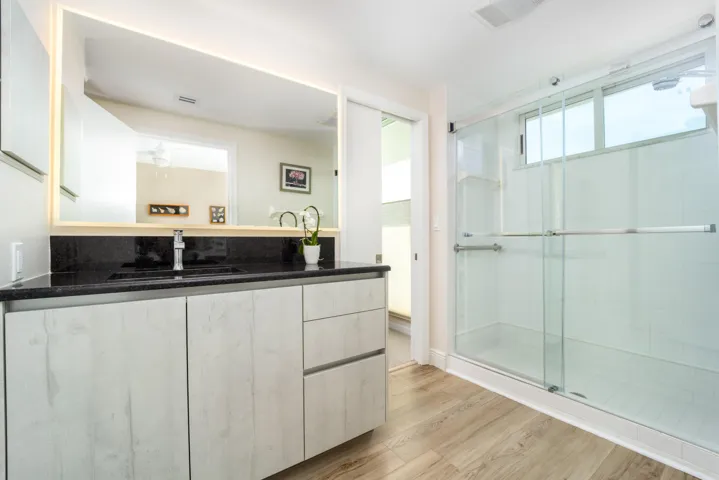 Jack/Jill Full Bathroom
