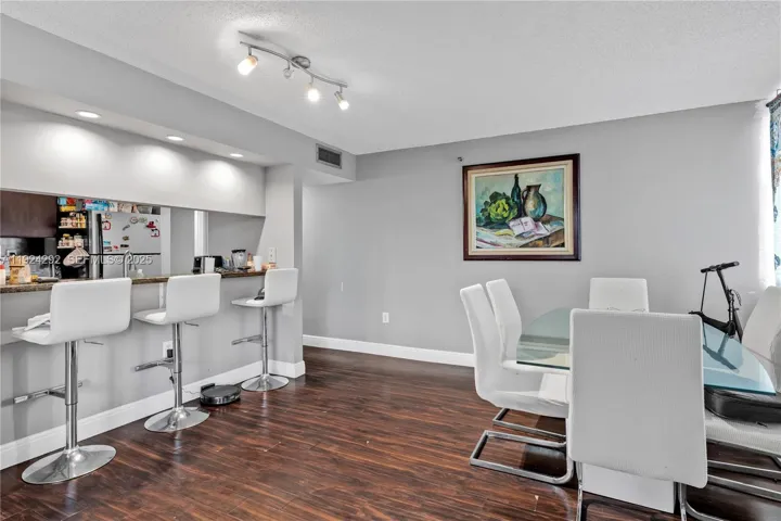 Eat-in counter provides the ability to bring family and friends closer together.