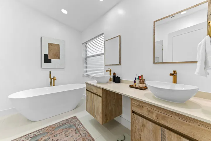 29 Bathroom 01