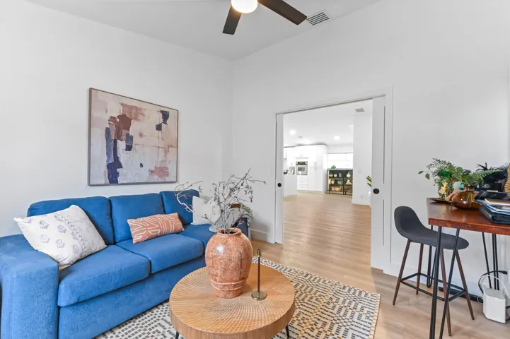 21 Family room 02
