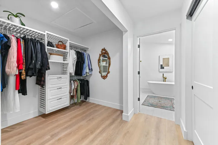 36 Closet 01