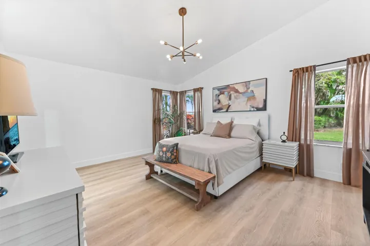 32 Bedroom 01
