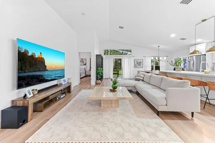 10 Livingroom 04