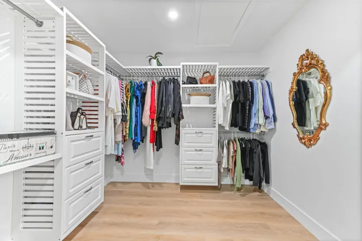 28 Closet 01