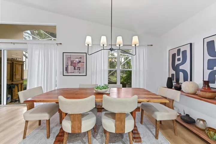 14 Diningroom 02