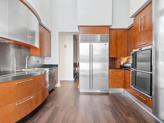 042-18101 Collins Ave #401_042