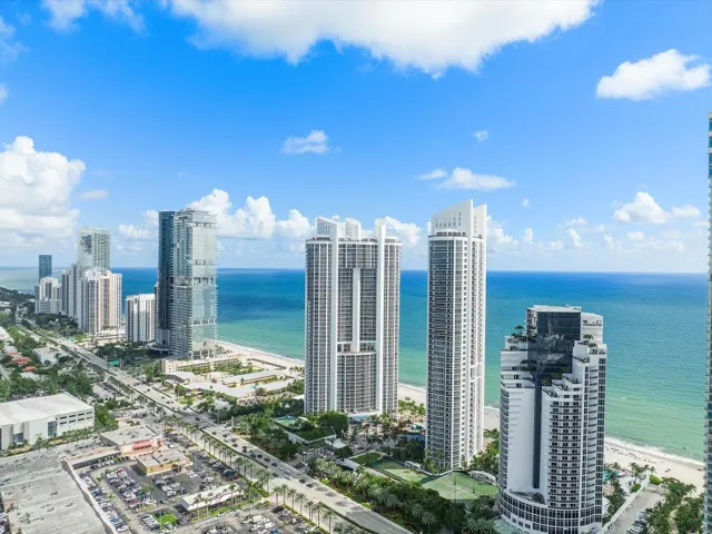 004-18101 Collins Ave #401_004