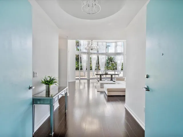 024-18101 Collins Ave #401_024