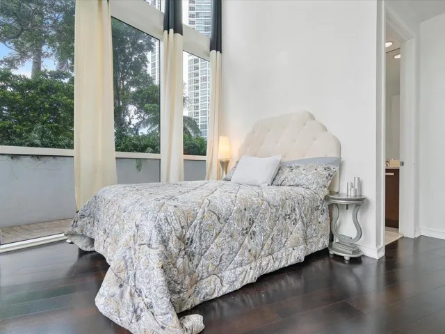 047-18101 Collins Ave #401_047