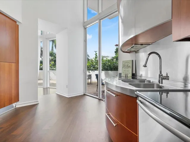 041-18101 Collins Ave #401_041