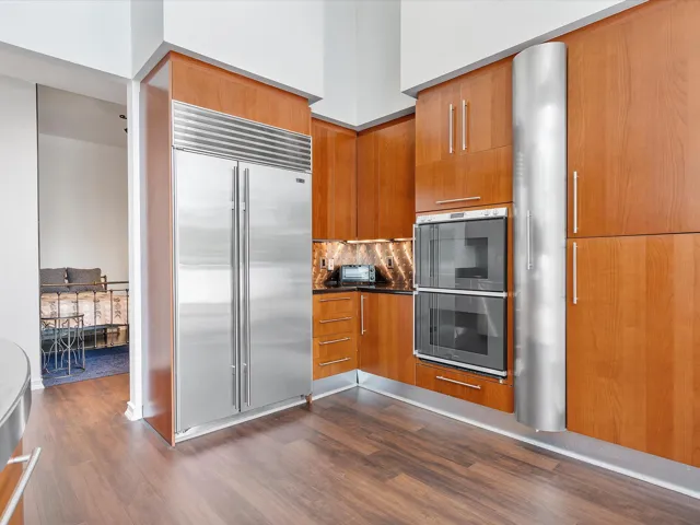 043-18101 Collins Ave #401_043