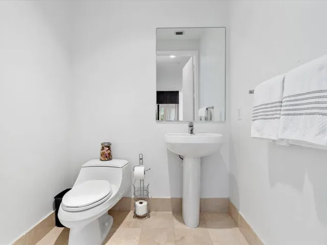 040-18101 Collins Ave #401_040