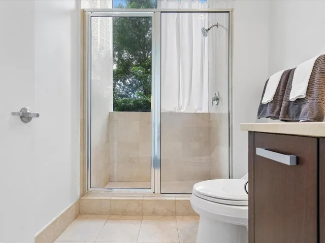 048-18101 Collins Ave #401_048