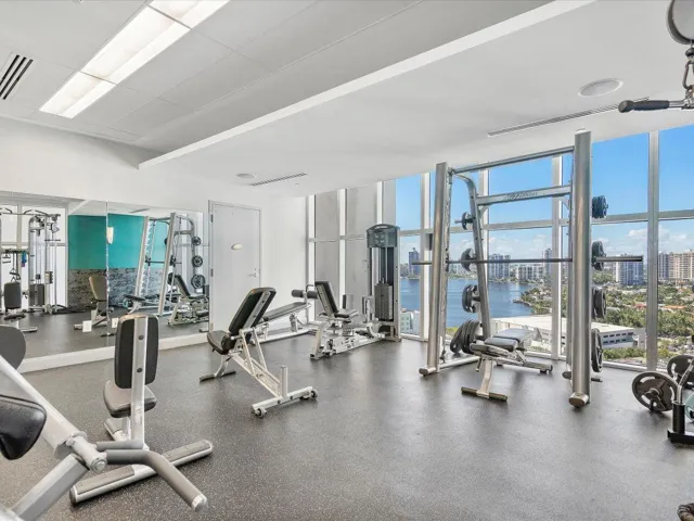 079-18101 Collins Ave #401_079